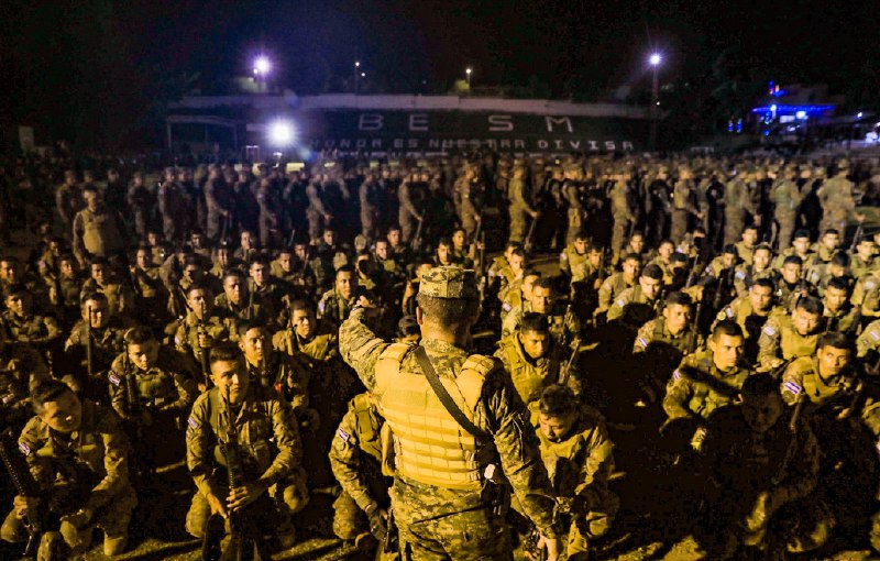 » 10、萨尔瓦多派万名警察和士兵包围最大城市，打击黑帮成员 萨尔瓦多总统布克尔12月3日宣布，该国已派遣约一万名警察和军队士兵包围了城市索亚潘戈，以打击城内的黑帮成员