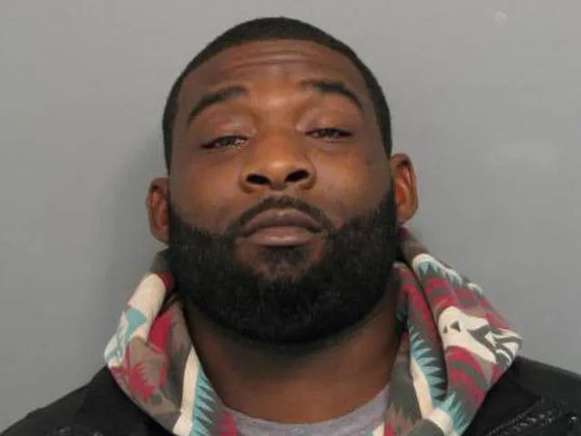 9. 美国黑人枪手扫射人群 被一女子开枪反击打死在18岁高中生持步枪射杀21人后，美国又有一男子持AR-15型步枪向人群扫射