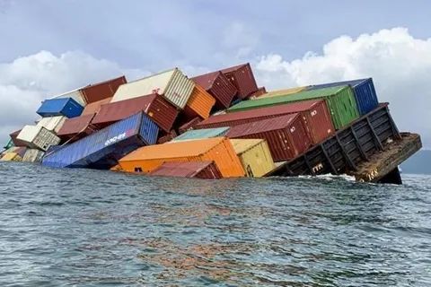 11. 马六甲海峡一货船发生事故 对主航道影响有限海运要道马六甲海峡发生一起货船倾斜事故，18个集装箱落入海中，并未对主航道产生太大影响