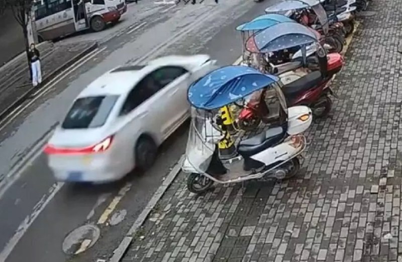 » 4、湖北利川：司机操作不当 5死8伤10月5日，湖北利川市公安局通报，利川市汪营镇发生一起交通事故