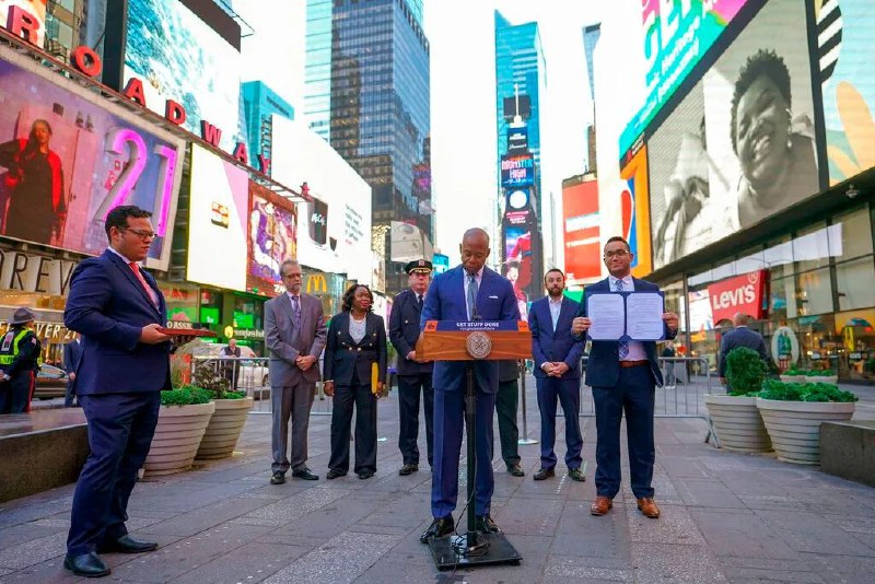 » 7. 纽约宣布时报广场是禁枪区周二，纽约市市长埃里克·亚当斯签署了一项法规，规定时报广场正式成为禁枪区