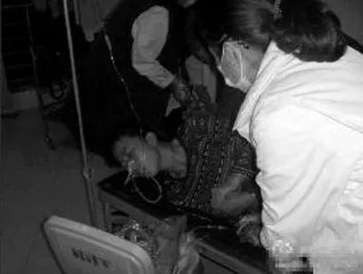 4. 山东成武交通局现罚款“月票” 持票即为客户享“畅通”服务在山东成武县，一些大货车司机和当地交通运输局建立了“合作”关系，司机们预交当月的罚款，交通运输监察大队各中队则保障“客户”的货车无论是超载还是超高，都可以畅通无阻