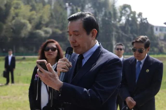 » 12. 马英九到湘潭祭祖 用当地方言念祭文1日上午，马英九先生携家人来到湖南省湘潭县茶恩寺镇双阳村，在马家祖墓前祭拜祖父马立安，表达慎终追远之意