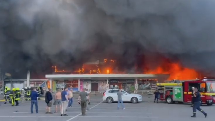 11. 乌克兰一购物中心遭俄军导弹袭击，已有16人死亡乌克兰国家通讯社27日报道表示，当地时间27日下午3点50分，乌克兰波尔塔瓦州克列缅丘格一家购物中心遭俄军导弹袭击