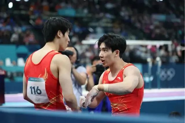 » 10. 体操教练组解释苏炜德奥运失败：主力孙炜受伤，苏炜德临时顶替北京时间7月30日凌晨结束的巴黎奥运会体操男团决赛，由张博恒、肖若腾、邹敬园、苏炜德、刘洋组成的中国队，先期在自由操、鞍马、吊环、跳马、双杠五个项目总分领先，并以3.267分的巨大优势进入单杠项目，最终因为苏炜德出现两次重大失误，痛失金牌