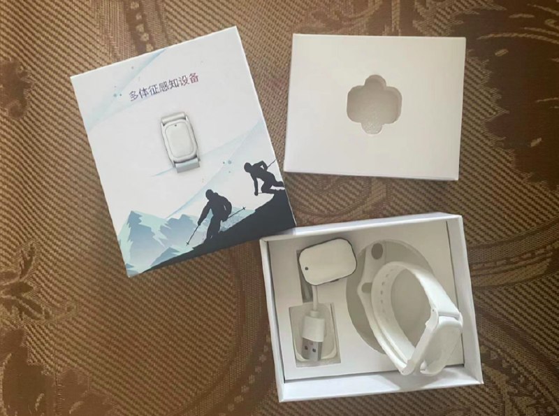 2. 抵京居家监测要戴监测手环？居委会：确有此事，是很离谱7月13日晚间，有网友称从外省市返京居家隔离需佩戴一款电子手环进行体征检测