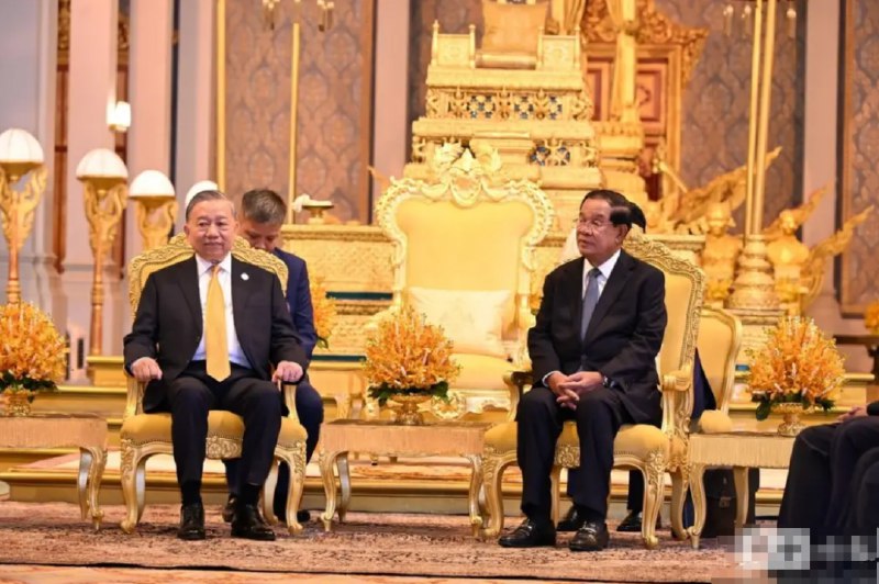 » 6、 柬埔寨国王因身体不适授权洪森代行元首，接待越共总书记苏林《柬中时报》报道，柬埔寨王宫事务部6日发表声明称，柬埔寨国家元首西哈莫尼国王因身体不适，暂无法履行国家元首职责