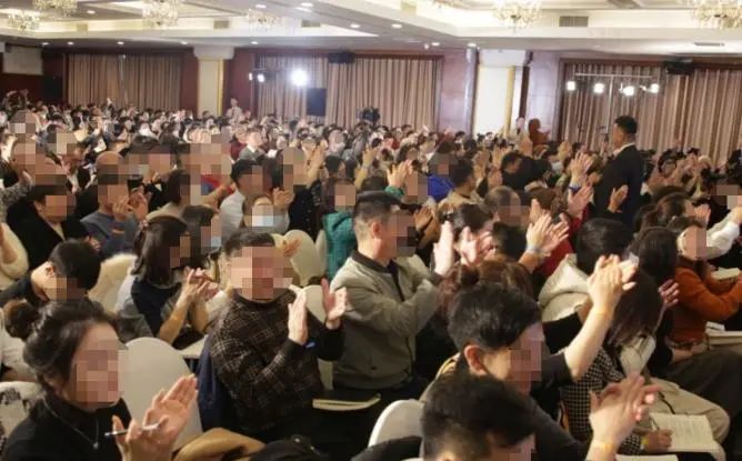 » 13. “成功学大师”杨涛鸣及其团队30多人被刑拘，涉嫌诈骗罪“我是吸引钱的磁铁……”在浙江宁波一家饭店的会场里，台下百余名“学员”跟着台上的“成功学大师”杨涛鸣一起高声呼喊