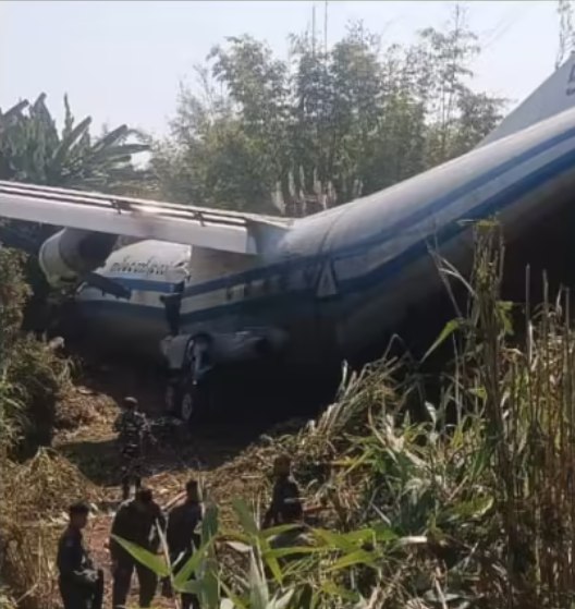 » 7. 缅甸军机装载14人在印度机场迫降  多人受伤据印度媒体当地时间1月23日报道，一架缅军飞机坠落于印度米佐拉姆邦一机场，造成6人受伤，伤者已被送往医院