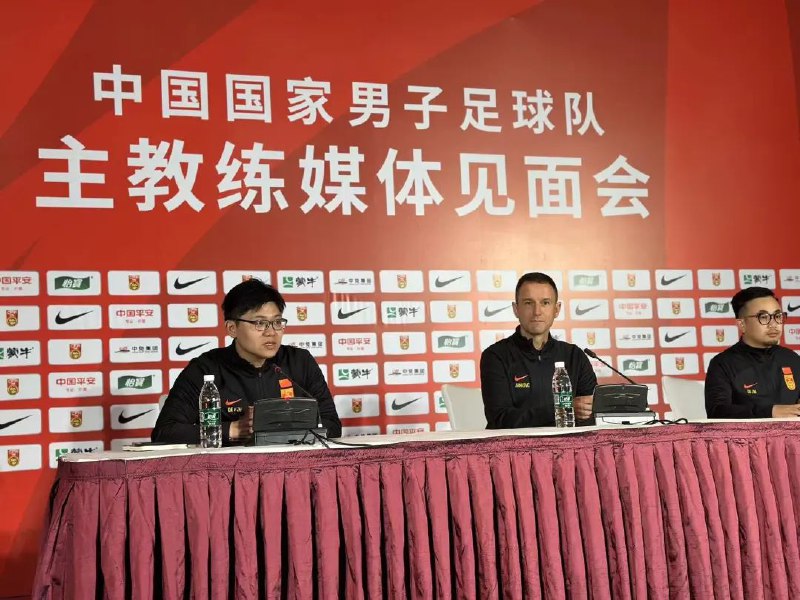 » 16. 扬科维奇：全力冲击2026年世界杯3月1日下午，中国足协为国足新帅扬科维奇举办了新闻发布会