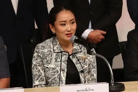 » 4、他信二女儿出任总理当地时间8月18日，泰国国会下议院代表向佩通坦·钦那瓦宣读国王谕令，泰国国王玛哈·哇集拉隆功正式批准佩通坦出任泰国新一任总理