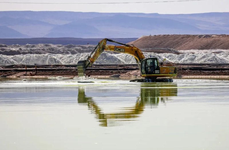 » 2、智利法院判决，中国天齐锂业参股的全球最大盐湖“公私合营”去年以来，全球最大盐湖阿塔卡马盐湖运营主体智利化工矿业公司推进“公私合营”一事引发关注，焦点在于参股股东天齐锂业认为此事未经特别股东大会审议程序，侵害了其子公司股东权益