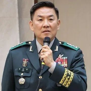» 4. 韩国首都防卫司令部司令被捕当地时间12月13日晚，韩国检察厅紧急戒严事件特别调查本部逮捕了首都防卫司令部司令官李镇雨