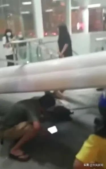 » 12. 长沙地铁回应卷闸门坠落砸伤乘客：确有此事，不是地铁，而是城际铁路6月12日晚，湖南长沙，有网友爆料，地铁1号线开福寺站门口发生卷闸门坠落，意外砸伤乘客