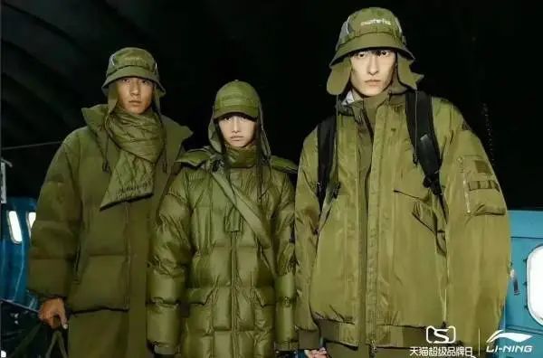 » 1. 李宁服装公司回应服饰争议：对设计道歉，不是照搬日本军装 more…10月19日上午，李宁官方微博发布声明：近日，网络上出现对于“逐梦行”秀款部分产品的讨论，李宁公司对此高度关注