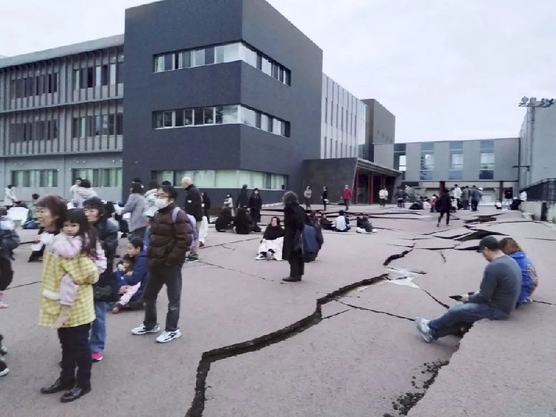 » 5. 日本西海岸石川县7.4级地震  引发5米高海啸 东京有明显震感据中国地震台网速报，01月01日15时10分在日本本州西岸近海（北纬37.50度，东经137.20度）发生7.4级地震，震源深度30千米