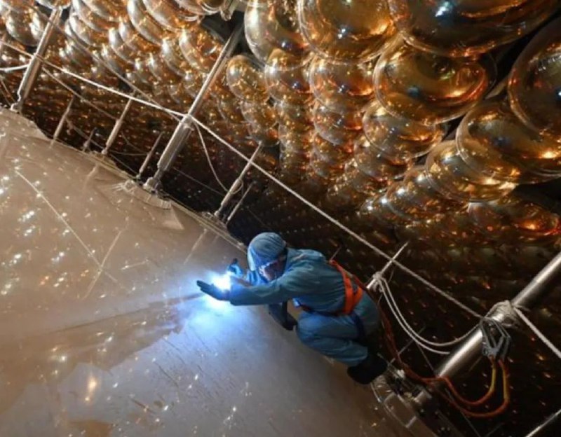 » 8、广东江门地下中微子实验装置正式运行据央视新闻消息，2025年8月26日，江门中微子实验（JUNO）成功完成2万吨液体闪烁体灌注，并正式运行取数