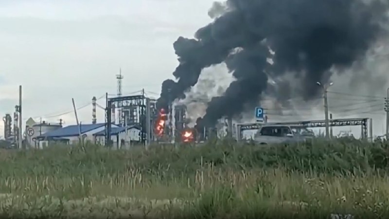 » 1、乌克兰成功轰炸俄罗斯最大鄂木斯克炼油厂 距离边境2500公里6日，俄罗斯方面称打击了乌克兰多处军用设施，乌克兰方面称，对距离乌边境约2500公里的俄罗斯炼油厂进行打击