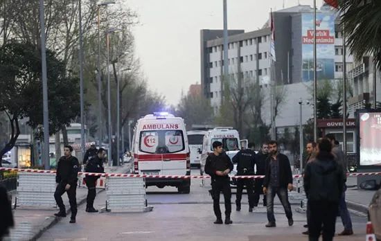 » 12. 土耳其内政部门口发生自杀式爆炸袭击 1名袭击者死亡2名警察受伤土耳其内政部长阿里·耶尔利卡亚10月1日在社交媒体上说，两名恐怖分子当天驾车来到位于首都安卡拉的土内政部安全总局大门前，实施了炸弹袭击