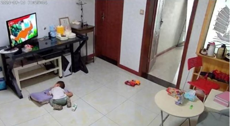 » 4. 离异女子上班把1岁儿子锁家 妇联提出解决方案被拒近日，重庆一女子离婚后净身出户，独自一人带着孩子，出去上班只能把一岁多儿子锁在家里一事引起广泛关注