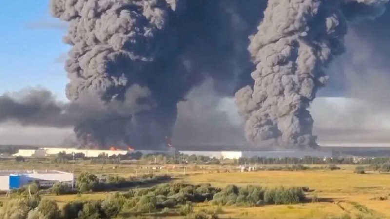 » 2、俄罗斯最大电商已有两处物流仓库被乌克兰无人机炸毁据凤凰卫视报道，俄乌冲突持续，7月22日，俄罗斯最大电商平台野莓公司的两处物流中心遭到乌克兰无人机袭击