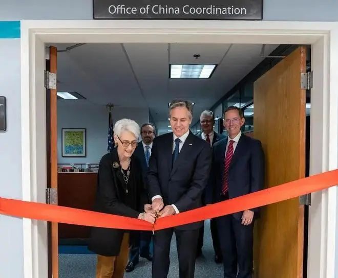 » 9. 美国国务院成立“中国协调办公室”直新闻：12月16日，美国务院正式启动所谓“中国院”，对此你有何观察？你认为拜登政府此举传递出怎样的信号？特约评论员 张思南：“中国协调办公室”，也就是China House“中国院”的正式启动，表面上传递的信号是：拜登政府认为自己当前的国务院外交官僚系统，不再足以应对与中国的互动；但深层次来说，它表明美国进一步将未来对外战略的核心聚焦于中国，甚至这有可能是乔治·凯南“有组织政治战”复活的某种前奏