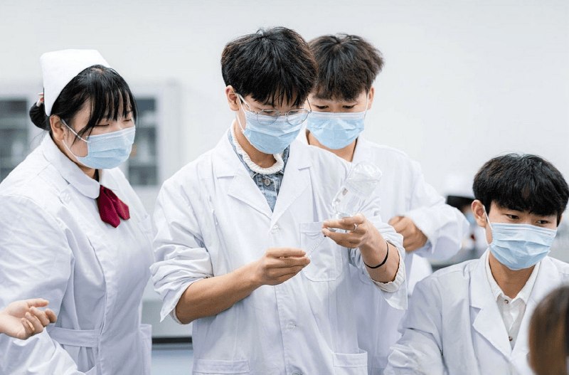 » 1、部分省份临床医学专业考分塌陷 动物医学门槛升高今天，浙江省普通类一段平行投档分数线出炉