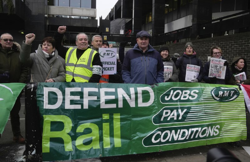 » 9. 英国多个行业大罢工，政府将派军人、公务员顶上12月19日报道，因英国通胀高企造成劳动者实际收入减少、养老金缩水、工作条件恶化等问题，英国多个行业的工作人员相继举行罢工