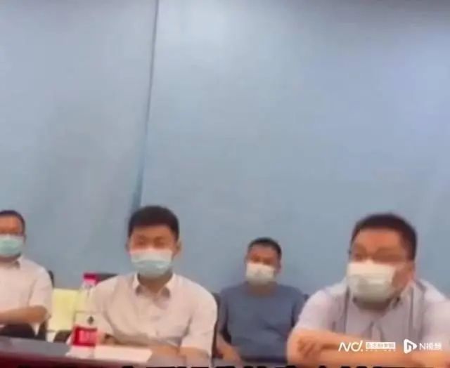 1. 郑州银行称监管资金被挪用是听招呼干活 房管局：其说法不实据网传视频显示，河南省郑州市康桥玖玺园因项目停工，业主代表与资金监管银行沟通，质疑该项目巨额监管资金被挪用，导致项目停滞