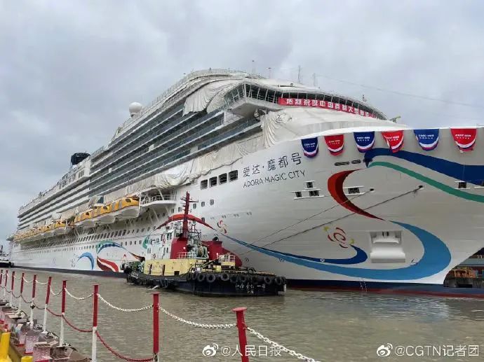 » 6. 首艘国产大型邮轮开始出坞，标志整船主体建造基本完成 more…6月6日，首艘国产大型邮轮开始出坞，标志着该邮轮整船主体建造基本完成，转入码头开始设备调试和内装收尾阶段