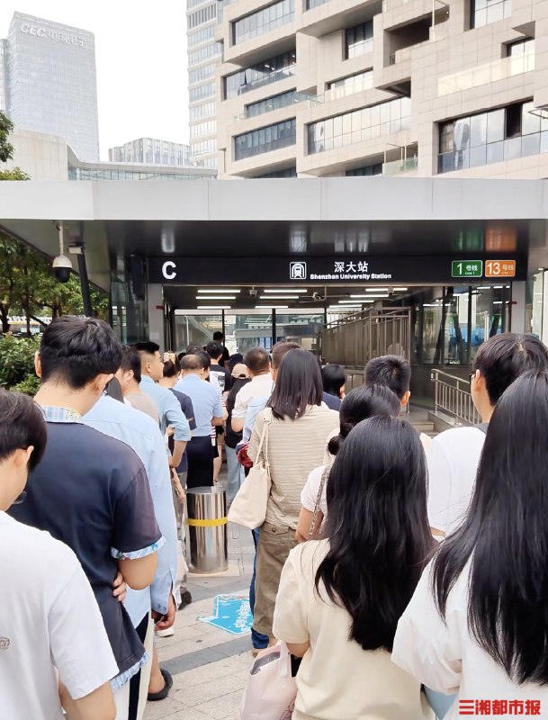 » 1、上级要求深圳地铁“人包同检”：有乘客排队30分钟才进站7月21日，“深圳地铁安检”冲上微博热搜第一