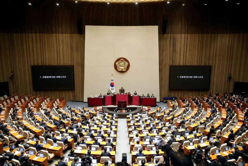 » 3、 韩国国会通过总统弹劾案韩国国会当地时间14日16时举行全体会议，就在野党阵营第二次提出的尹锡悦总统弹劾案进行表决