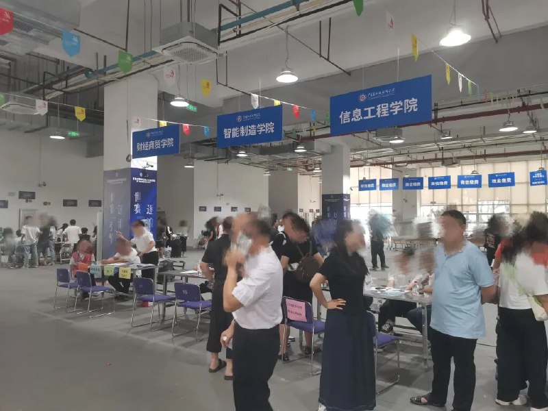 » 3、广东一自闭症学生入学当天被劝退校方称将由省残联负责组织评估19岁的李同学是一名自闭症患者，今年4月通过广东省残疾人联合会选拔、推荐，报考广东省机械技师学院，并被录取至计算机网络应用专业