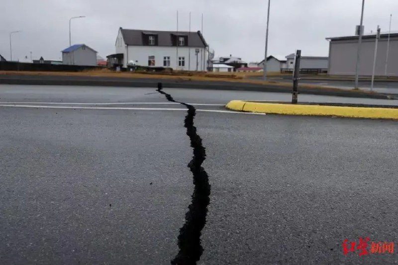 » 13. 一天1400次地震 冰岛可能出现大型火山爆发本周，在每天上千次频繁地震引发人们对火山爆发的担忧后，冰岛宣布进入紧急状态