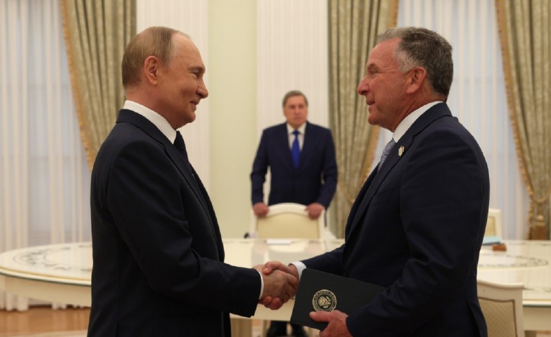 » 6、 美国特使在克里姆林宫与普京对谈3小时总台记者当地时间8月6日获悉，俄罗斯总统普京与美国特使威特科夫的会晤在持续近3小时后结束