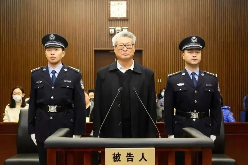 » 5、国产航母研制总指挥判刑13年12月26日上午，上海市第一中级法院公开宣判原中国船舶重工集团有限公司党组书记、董事长胡问鸣受贿、国有公司人员滥用职权一案，决定执行有期徒刑十三年，并处罚金人民币五百万元；对扣押、冻结在案的胡问鸣受贿所得财物及其孳息予以追缴，上缴国库；对扣押在案的滥用职权涉案钱款发还遭受损失的相关单位