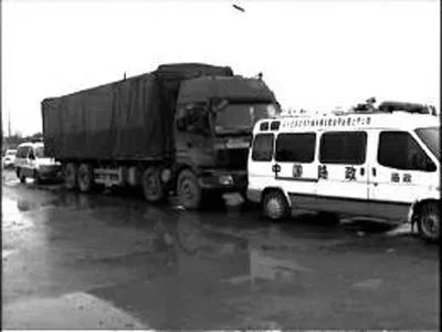 4. 山东成武交通局现罚款“月票” 持票即为客户享“畅通”服务在山东成武县，一些大货车司机和当地交通运输局建立了“合作”关系，司机们预交当月的罚款，交通运输监察大队各中队则保障“客户”的货车无论是超载还是超高，都可以畅通无阻