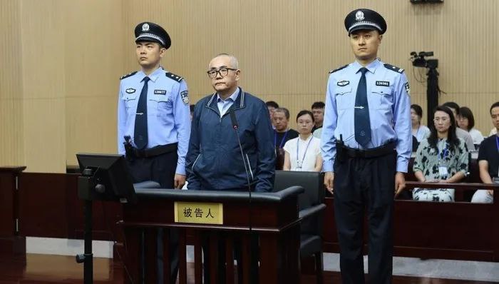 » 4、贵州省纪委副书记张平判13年：与私营企业主深度“捆绑”2025年6月30日，天津市第一中级人民法院一审公开宣判贵州省纪委原副书记、省监委原副主任张平受贿一案，对被告人张平以受贿罪判处有期徒刑十三年，并处罚金人民币四百万元；对追缴在案的张平犯罪所得财物及孳息依法上缴国库，不足部分继续追缴