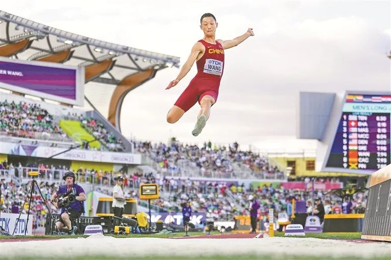 14. 王嘉男上演“绝杀”，中国在世锦赛上首夺跳远金牌16日，25岁的王嘉男在美国尤金田径世锦赛男子跳远决赛中上演“绝杀”，以8米36的成绩夺冠，为中国队收获本届世锦赛首金，这也是中国男子跳远拿到的世锦赛历史首金，王嘉男就此成为继刘翔、王浩之后，中国第三位世锦赛男子冠军