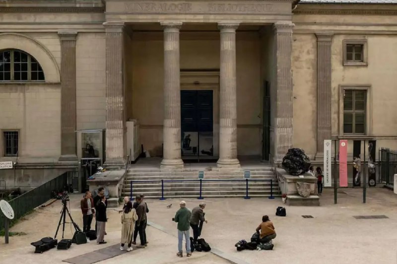 » 15、 巴黎自然博物馆70万美元自然金块被盗当地时间9月17日，巴黎国家自然历史博物馆表示，窃贼闯入馆区，盗走价值约70万美元（近500万元人民币）的自然金块标本；此案是近期法国多家博物馆及公共馆藏机构接连遭窃事件中的最新一起