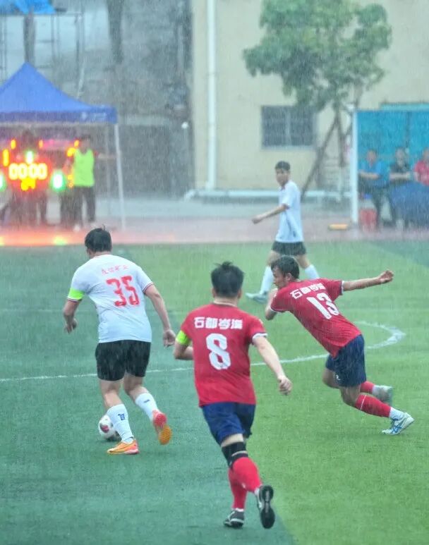 » 7、 广西足球县级联赛 岑溪市委书记以队长身份上场3月29日，在“国控杯”2025—2026年广西县级足球超级联赛桂东赛区第六轮比赛中，岑溪市石都队在主场以1∶0战胜贵港市港南区队