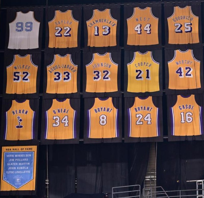 » 8、NBA湖人队120亿美元出售就在昨晚，洛杉矶湖人队将被出售给乔什·库什纳和鲍勃·艾格，交易价格超过120亿美元，刷新了去年沃尔特收购湖人时创下的百亿纪录