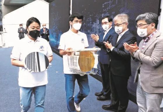 9. 三星电子抢先台积电一步 批量产出全球首款3纳米芯片25日，三星电子在韩国京畿道华城的极紫外线光刻(EUV)专用代工(半导体委托生产)设施V1生产线举行了全球首次应用全环绕栅极(GAA)技术的3纳米晶圆代工制程芯片的出厂仪式