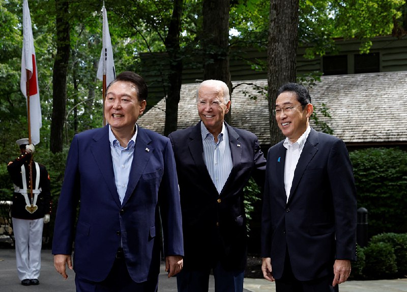 » 5. 美日韩首脑戴维营峰会：将建年度会晤机制及共享情报新热线当地时间18日，美国总统拜登在华盛顿近郊的戴维营与日本首相岸田文雄和韩国总统尹锡悦会晤