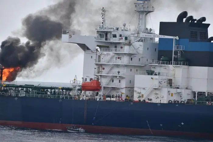 » 5. 英国船装俄国油，被胡塞武装导弹击中 印度海军来救船员据《印度时报》27日报道，26日，一艘英国油轮“马林·罗安达”号在亚丁湾被也门胡塞武装的导弹击中