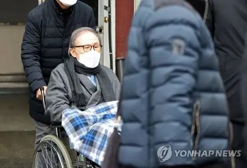 14. 韩国前总统李明博获准暂缓服刑3个月韩国检方28日对前总统李明博提交的服刑中止申请进行审查，考虑到其健康状况，决定批准暂缓服刑3个月