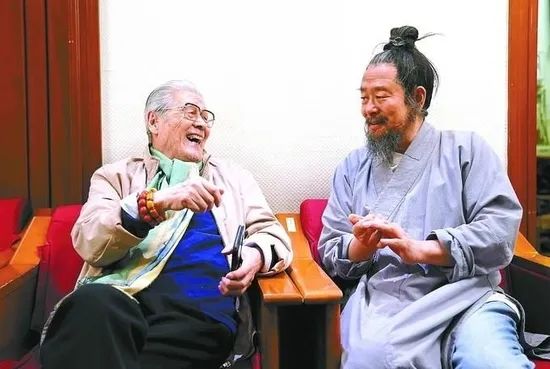 11. 95岁蓝天野逝世七一勋章获得者蓝天野（老版《封神榜》的姜子牙扮演者），以前是地下党员，走上职业演员的路也是听了党的安排，甚至蓝天野这个名字，也是听党的话改的！戏剧是蓝天野一生钟爱的事业，一个个作品，一个个角色为他的生命赋予光彩，但很少有人知道他曾经最爱的是绘画，走上戏剧这一行其实是为了做好党的工作