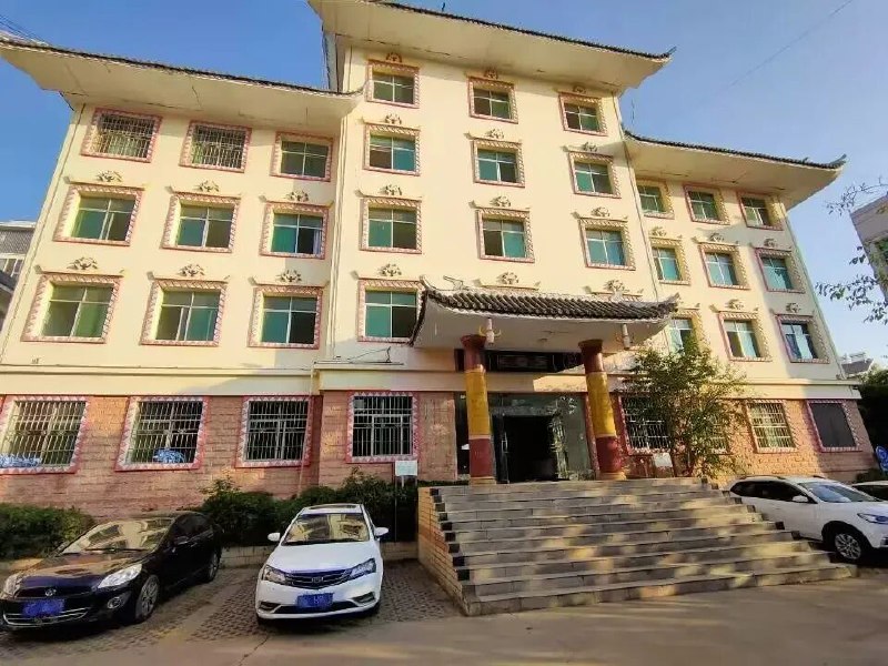 » 6、云南永仁人口小县改革后 闲置办公楼供3500多名工人住宿2024年，全国97个县（市、区、旗）启动人口小县机构改革，云南省大理白族自治州漾濞县、楚雄彝族自治州永仁县位列其中