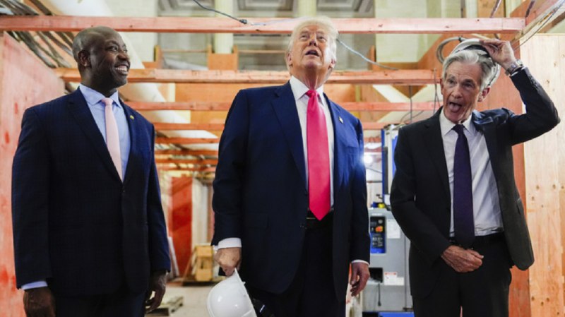 » 3、 特朗普突访美联储总部 当面施压鲍威尔降息美联储总部办公楼翻修超支引发的争议，成为了特朗普政府施压美联储主席鲍威尔降息的新理由