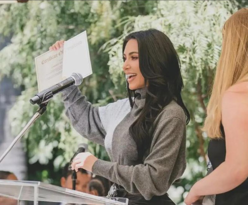 » 1、金·卡戴珊拿到加州律师资格宇宙第一网红金·卡戴珊最近又因为自己的新身份而引发全球热议